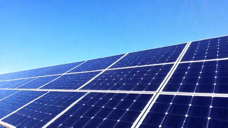 Paneles solares iluminan un día claro