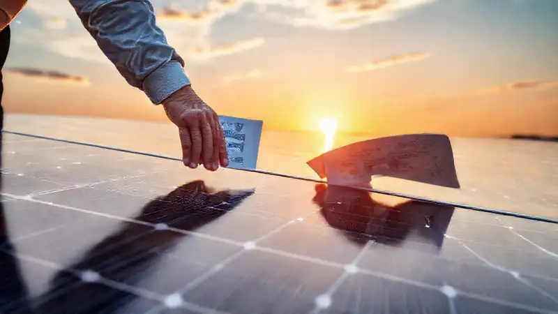 Paneles solares modernos brillan con optimismo
