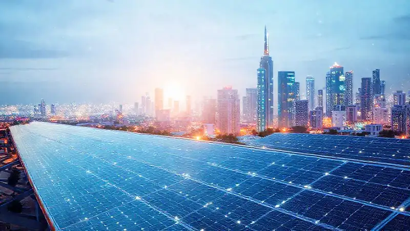 Una ciudad futurista aprovecha energía solar brillante