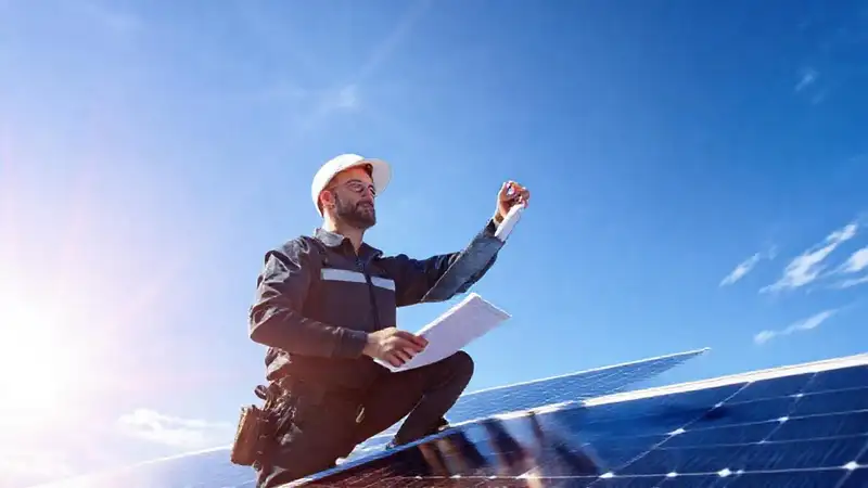 Un técnico instala paneles solares