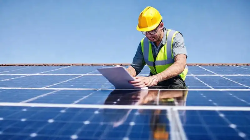 El técnico revisa el tejado solar