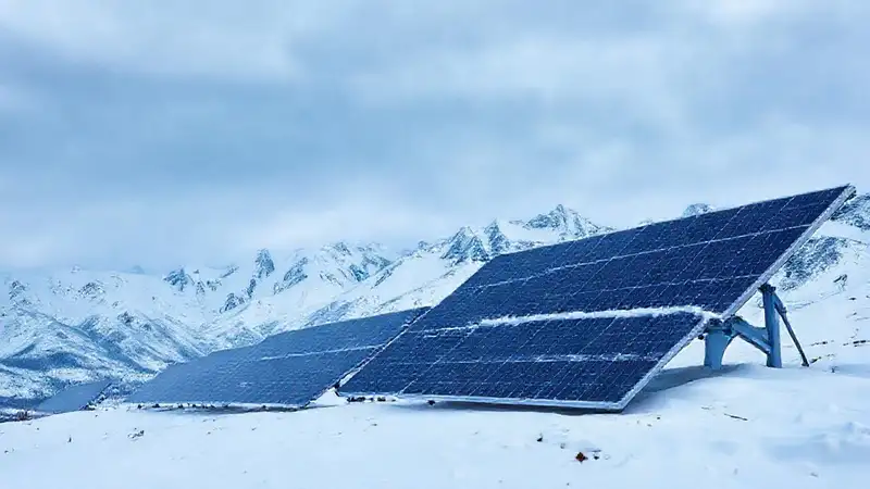 Paneles solares en montañas frías generan energía