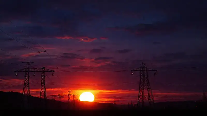Atardecer digital inquietante y eléctrico
